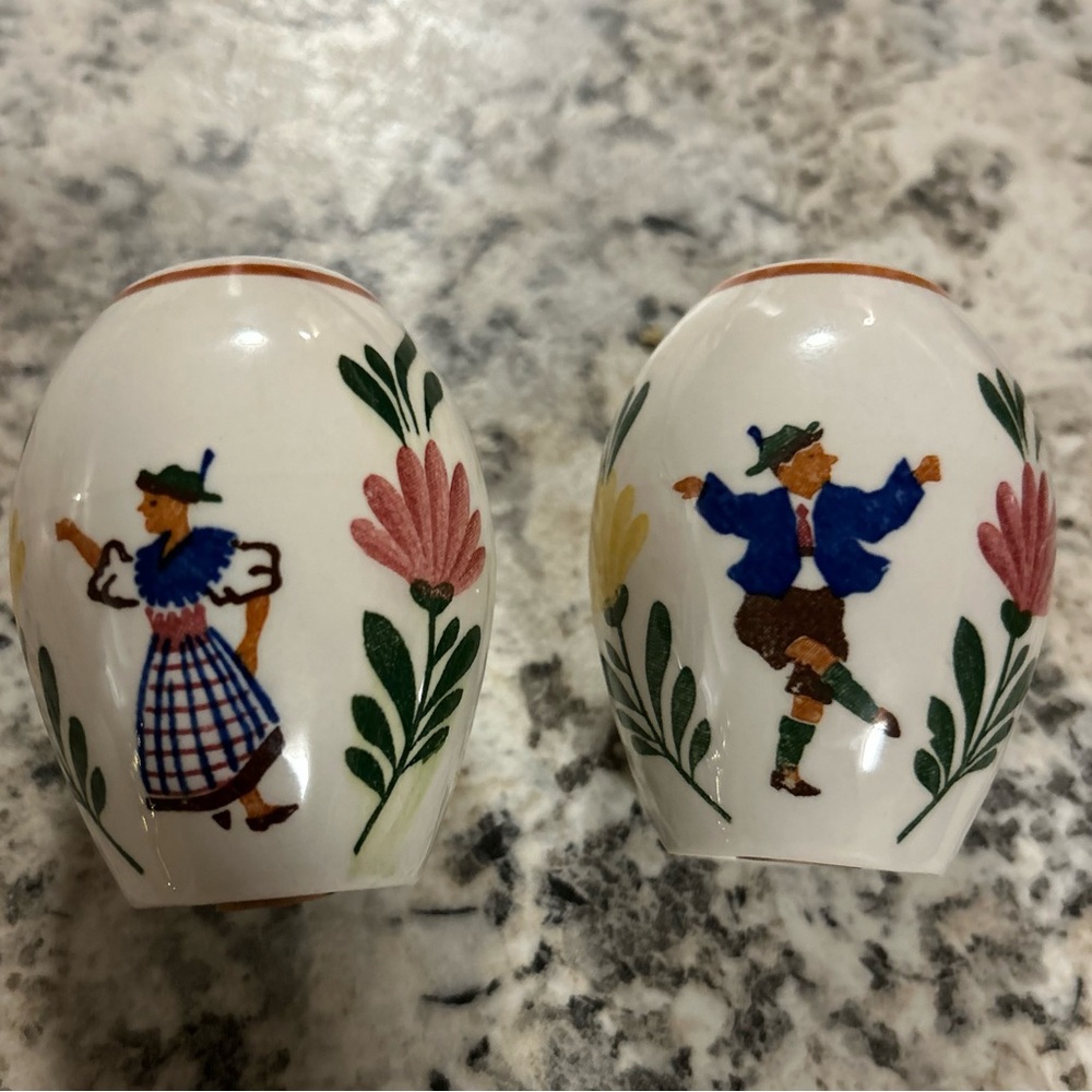 Bavarian folk art dancers salt & pepper shakers